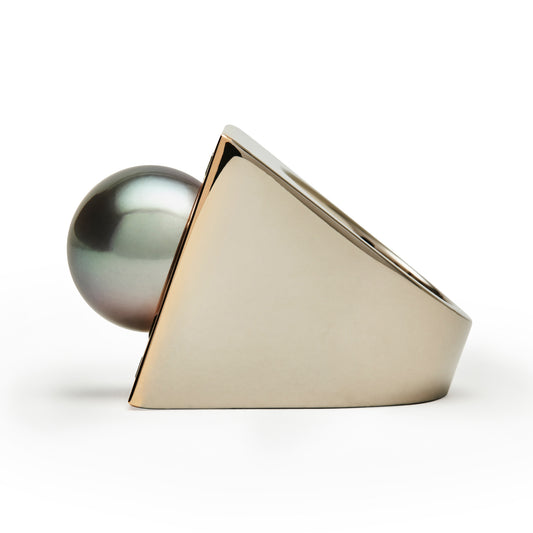 Alina_Abegg_Cosmic_Escape_Crop_Circle_Ring_White_Rose_Gold_Tahitian_Pearl_Green_Tourmaline_Side