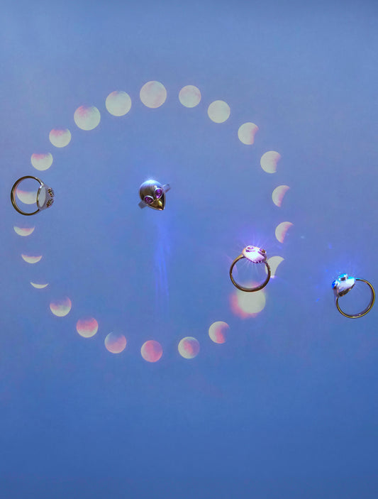 Alien mini ring yellow gold with amethyst