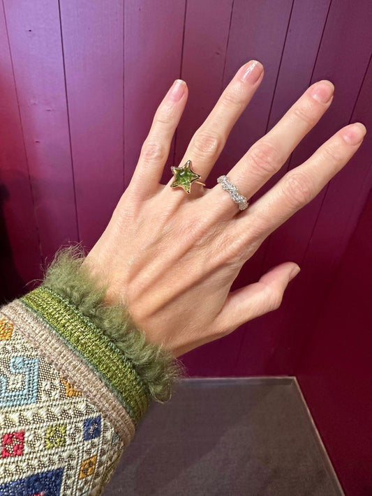 Starfish-bubble-mini-ring-stoned-sencha-yellow-gold-with-peridot-and-sapphire-gradient-carlotivioli-italy-coat