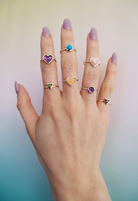 Love-sticker-ring-yellow-gold-with-amethyst
